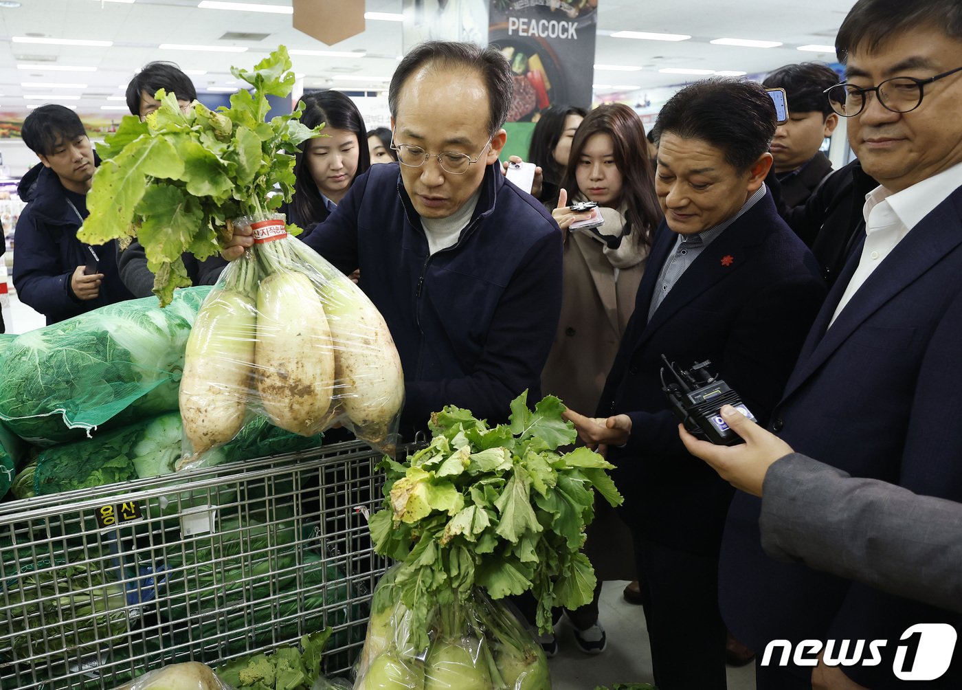 본문 이미지 - 추경호 경제부총리 겸 기획재정부 장관이 14일 서울 용산구 이마트 용산점을 방문해 매장 시찰을 돌며 물가 점검을 하고 있다. &#40;공동취재&#41; 2023.11.14/뉴스1 ⓒ News1 이동해 기자