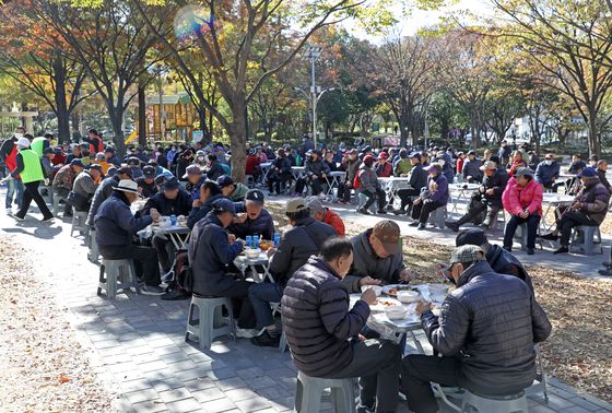 부산 한노총, 취약계층 노인 무료급식 제공…30일 녹음광장