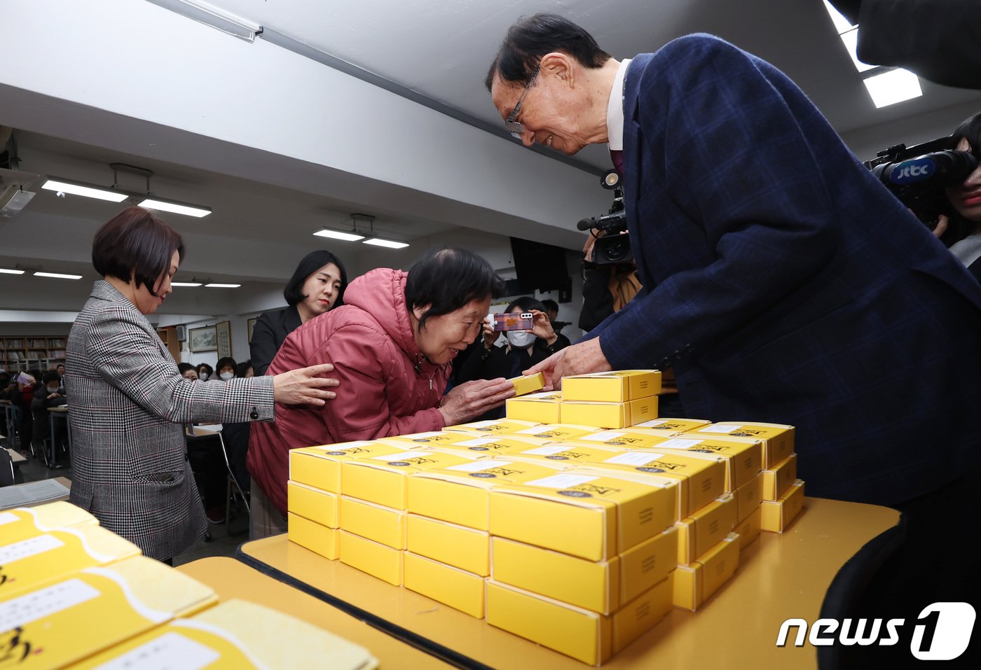 본문 이미지 - 2024학년도 대학수학능력시험을 앞둔 14일 오후 서울 마포구 일성여자중고등학교에서 올해 최고령 수능 응시생인 84세 김정자 할머니가 교장 선생님에게 합격 기원 떡을 받고 있다. 2023.11.14/뉴스1 ⓒ News1 김민지 기자