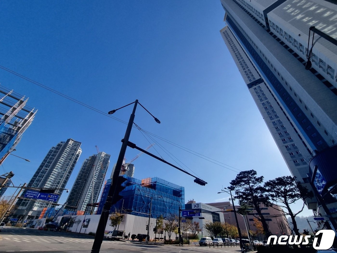 본문 이미지 - 생활형숙박시설인(생숙) 힐스테이트 별내역(우측)과 별내 아이파크 스위트(좌측) 사이로 새로운 생숙이 지어지고 있다. 완공되면 이 일대 생숙은 2000채가 넘는다. 2023. 11. 14/뉴스1 최서윤 기자