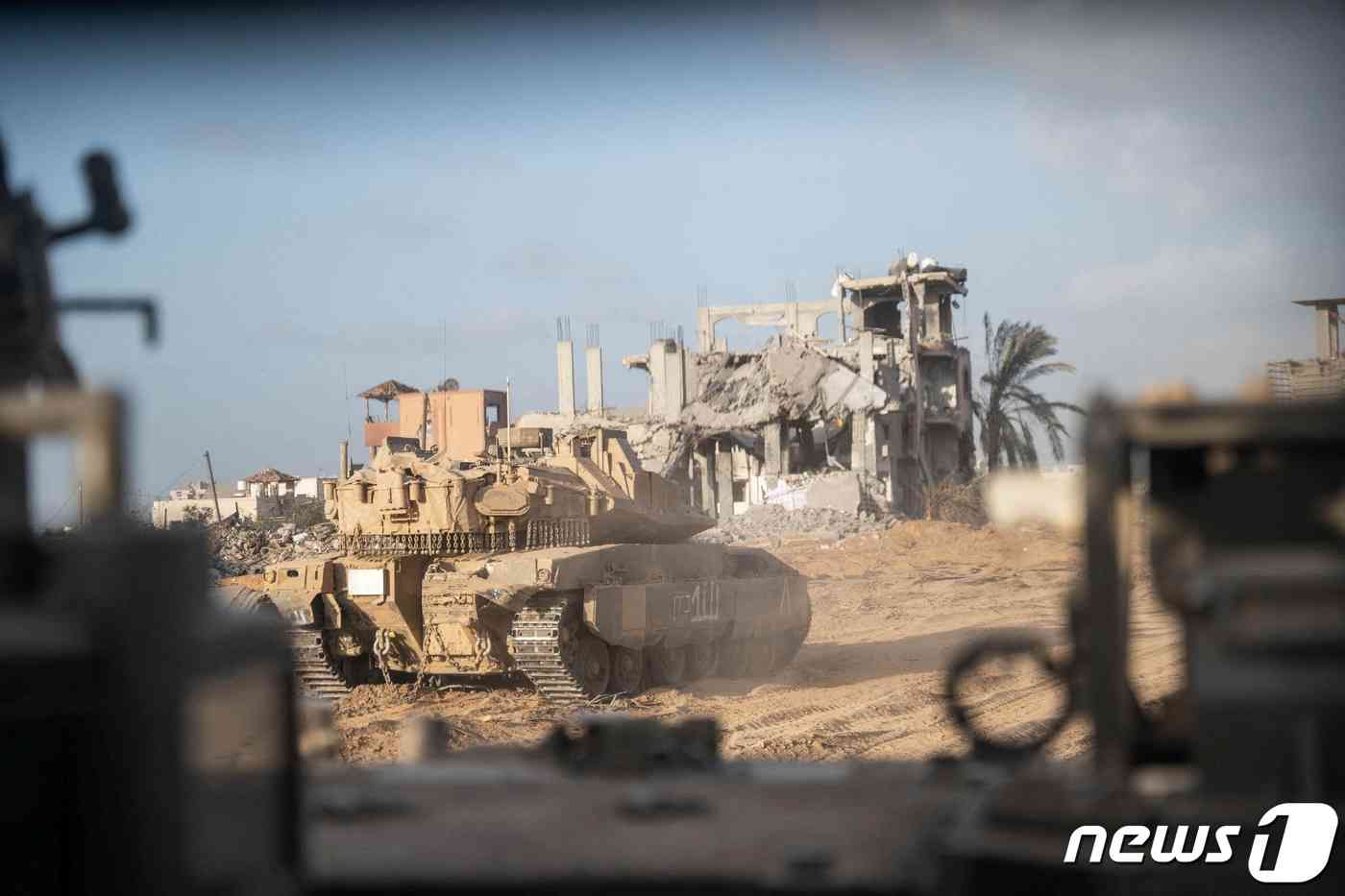 13일(현지시간) 공개한 사진에서 이스라엘군이 가자지구에서 지상작전을 수행하고 있다. 2023.11.14 © 로이터=뉴스1 © News1 정지윤 기자