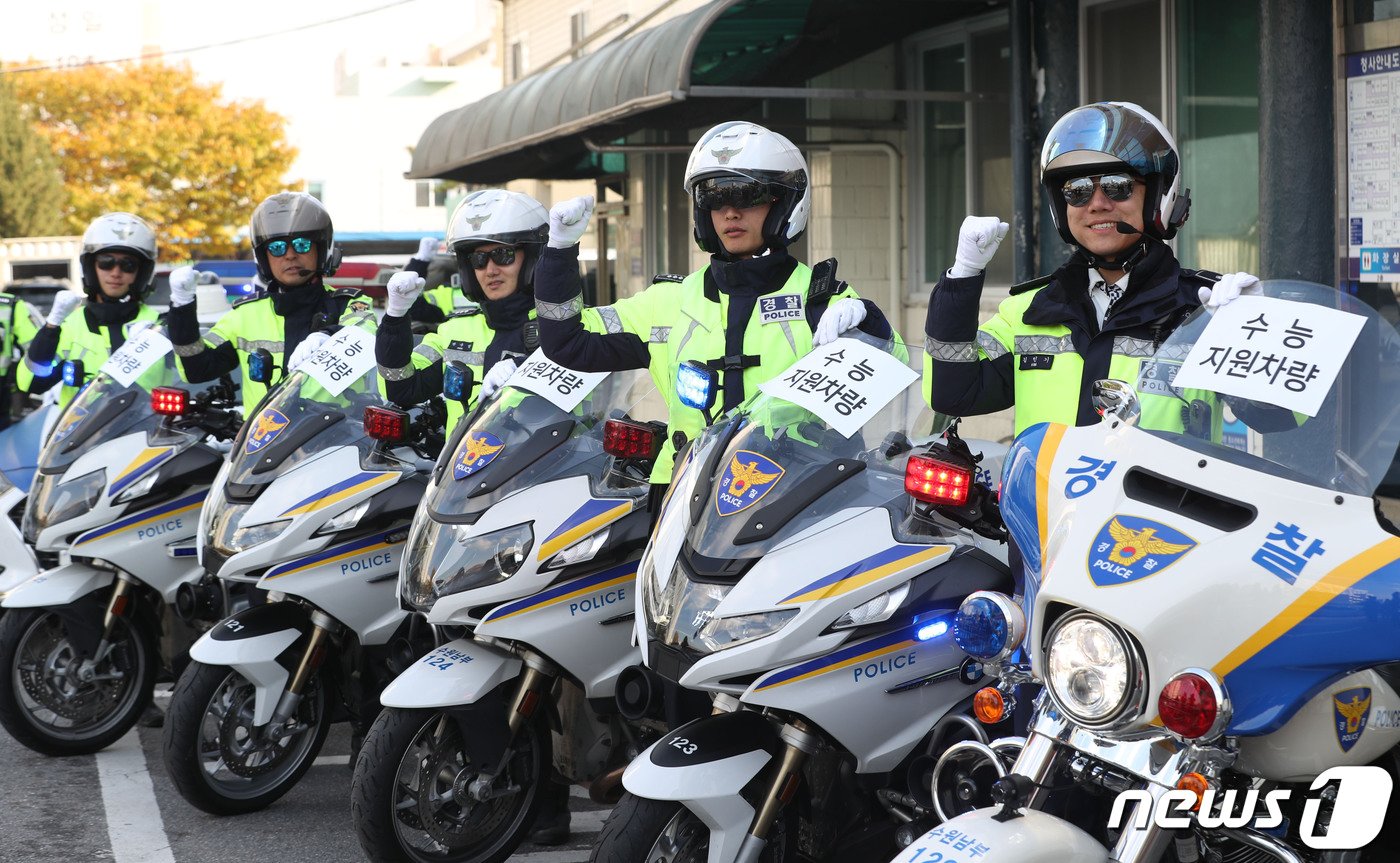 본문 이미지 - 2024학년도 대학수학능력시험을 이틀 앞둔 14일 오후 경기 수원시 영통구 수원남부경찰서에서 교통안전계 경찰관들이 수능 당일 시험장 주변 특별 교통관리에 투입될 지원차량에 안내문을 부착한 뒤 파이팅을 외치고 있다. 2023.11.14/뉴스1 ⓒ News1 김영운 기자