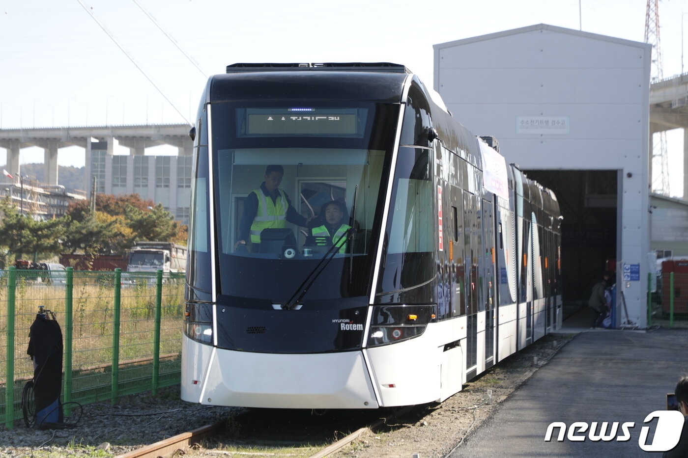 본문 이미지 -  수소전기트램 실증 운행 시승행사에 수소트램이 모습을 보이고 있다./뉴스1 ⓒ News1 김지혜 기자