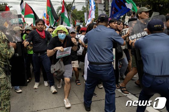 [포토] 마닐라 미 대사관 앞에서 시위