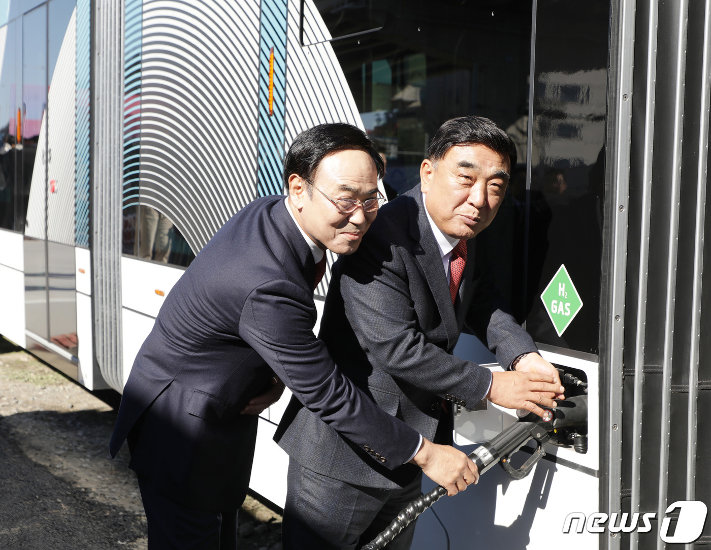 (울산=뉴스1) 김지혜 기자 = 14일 울산항역에서 열린 울산 수소전기트램 시승행사에서 김두겸 울산시장이 직접 수소 충전을 하고 있다.2023.11.14/뉴스1