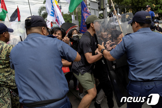 [포토] 필리핀 미 대사관 앞에서 격렬한 시위