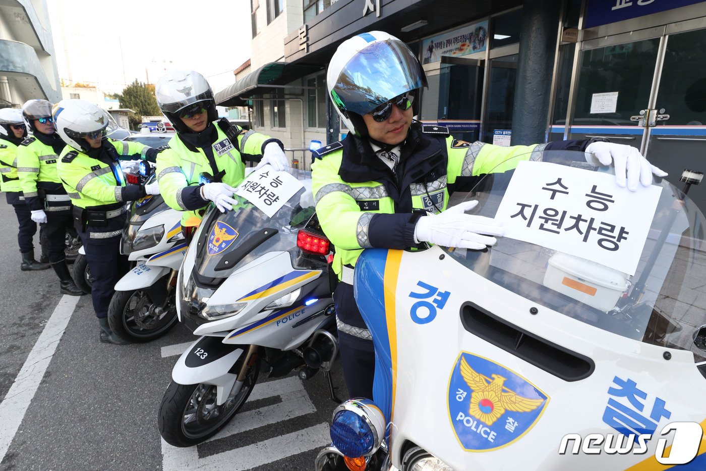 2024학년도 대학수학능력시험을 이틀 앞둔 14일 오후 경기 수원시 영통구 수원남부경찰서에서 교통안전계 경찰관들이 수능 당일 시험장 주변 특별 교통관리에 투입될 지원차량에 안내문을 부착하고 있다. 2023.11.14/뉴스1 ⓒ News1 김영운 기자