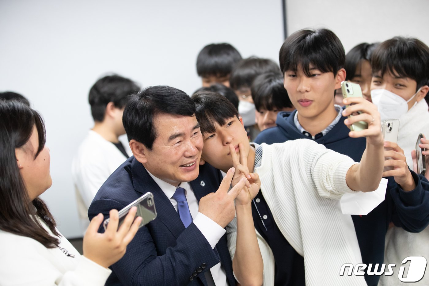 본문 이미지 - 이정선 광주시교육감이 수능 D-100일인 8월9일부터 10월27일까지 광주 50개 고교를 모두 방문해 고3 수험생을 격려하는 응원 대장정을 통해 학생들을 만나고 있다.(광주시교육청 제공)2023.11.14./뉴스1