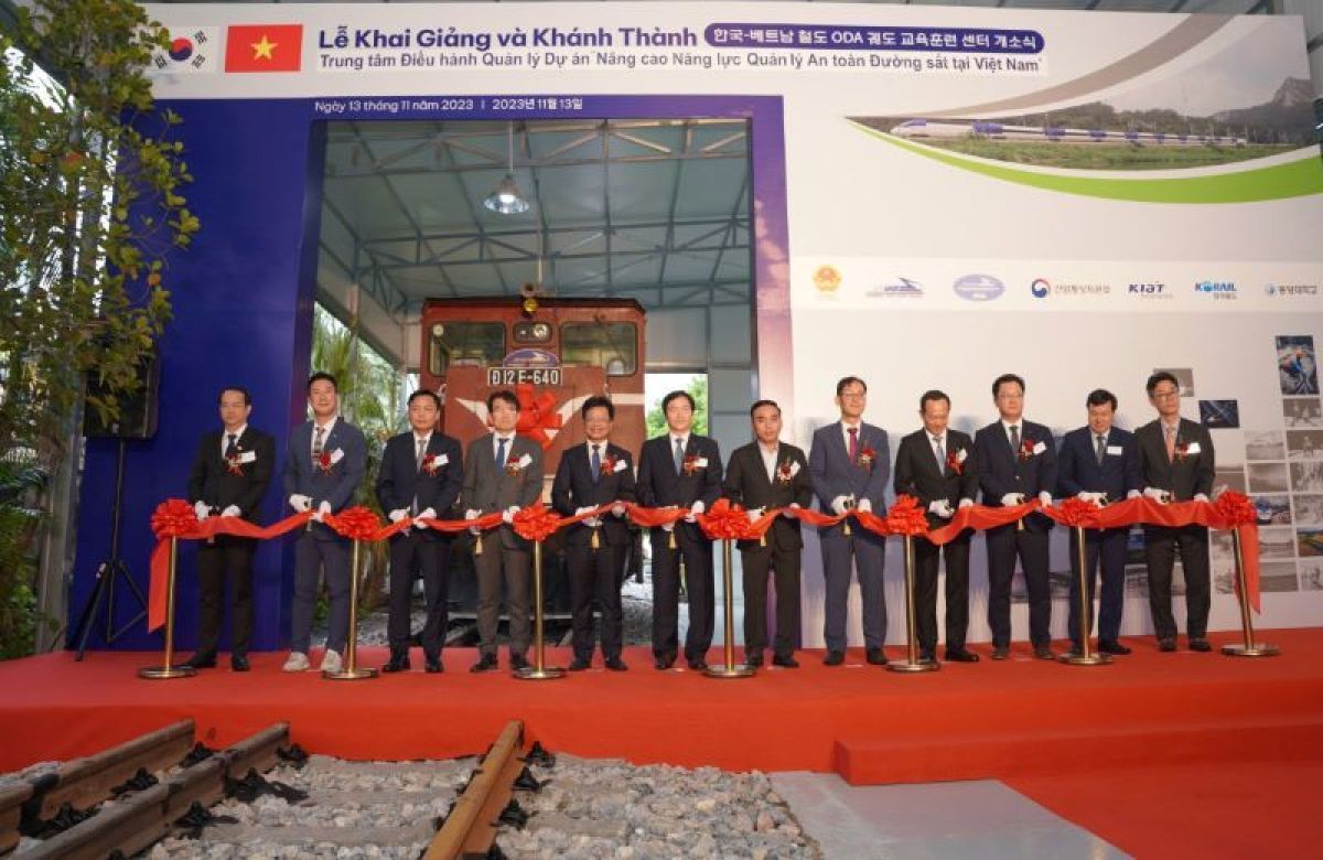 한국철도공사(코레일)가 13일 오전 베트남철도대학(VRC)에서 ‘베트남 궤도 교육훈련 거점센터 개소식’을 열었다.(한국철도공사 제공)