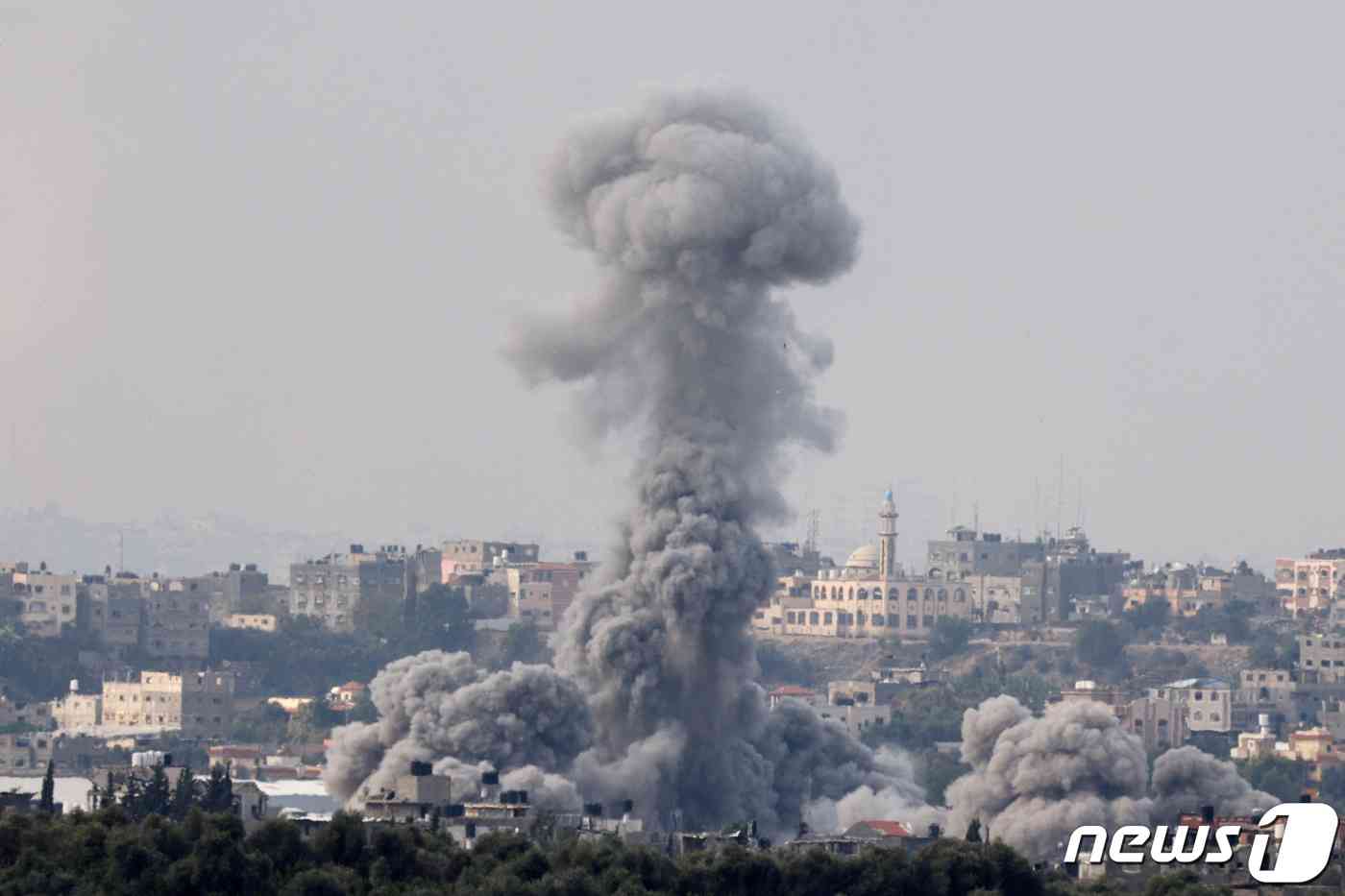 이스라엘과 팔레스타인 무장정파 하마스 간 충돌이 계속되는 가운데 13일(현지시간) 가자지구에서 폭격으로 인해 연기가 피어오르고 있다. 2023.11.14 © 로이터=뉴스1 © News1 정지윤 기자