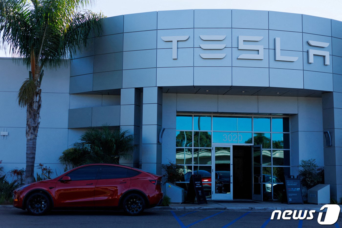 본문 이미지 - 미국 캘리포니아주 코스타메사에 위치한 테슬라의 전기차 시설. 2023.11.1 ⓒ 로이터=뉴스1 ⓒ News1 