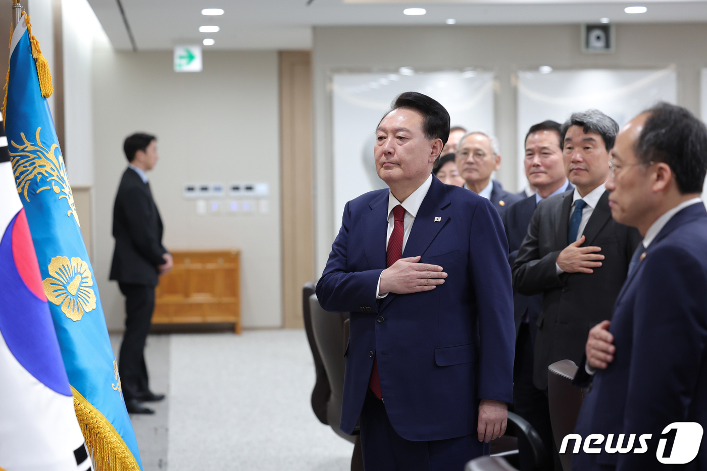 (서울=뉴스1) 오대일 기자 = 윤석열 대통령이 14일 용산 대통령실 청사에서 열린 제47회 국무회의에서 참석자들과 국기에 대한 경례를 하고 있다. (대통령실 제공) 2023.11 …