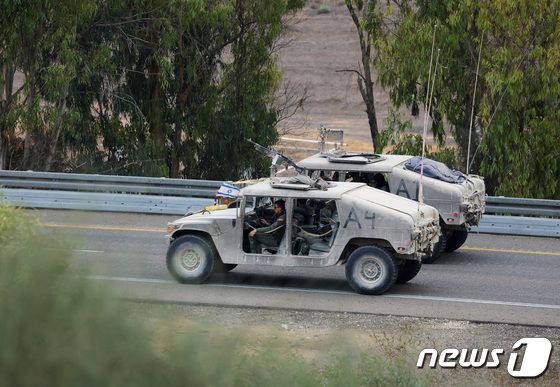 [포토] 군용 차량 타고 도로 달리는 이스라엘 군인들
