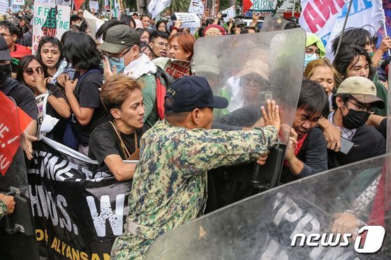 [포토] 마닐라 대사관 앞서 시위대와 경찰 충돌