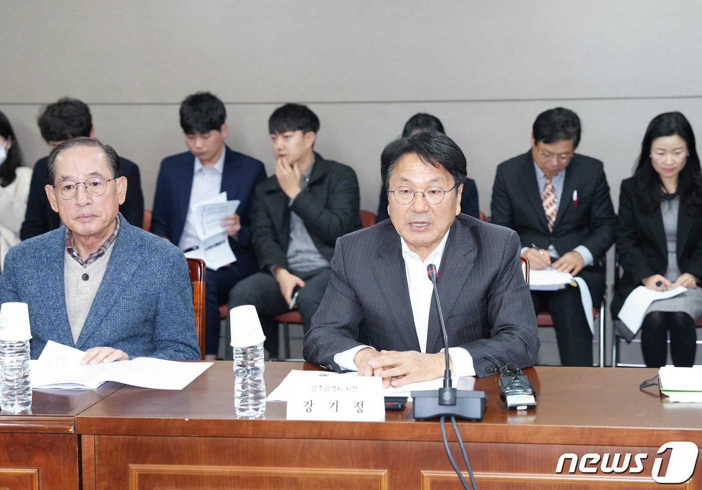 본문 이미지 - 강기정 광주시장이 14일 오후 광산구 하남산업단지관리공단 소회의실에서 열린 '대유위니아 협력기업 현장간담회'에 참석해 이정식 고용노동부 장관, 협력업체 대표 등과 대유위니아 계열사에 대한 지원 방안을 논의하고 있다.(광주시 제공)2023.11.14/뉴스1 ⓒ News1