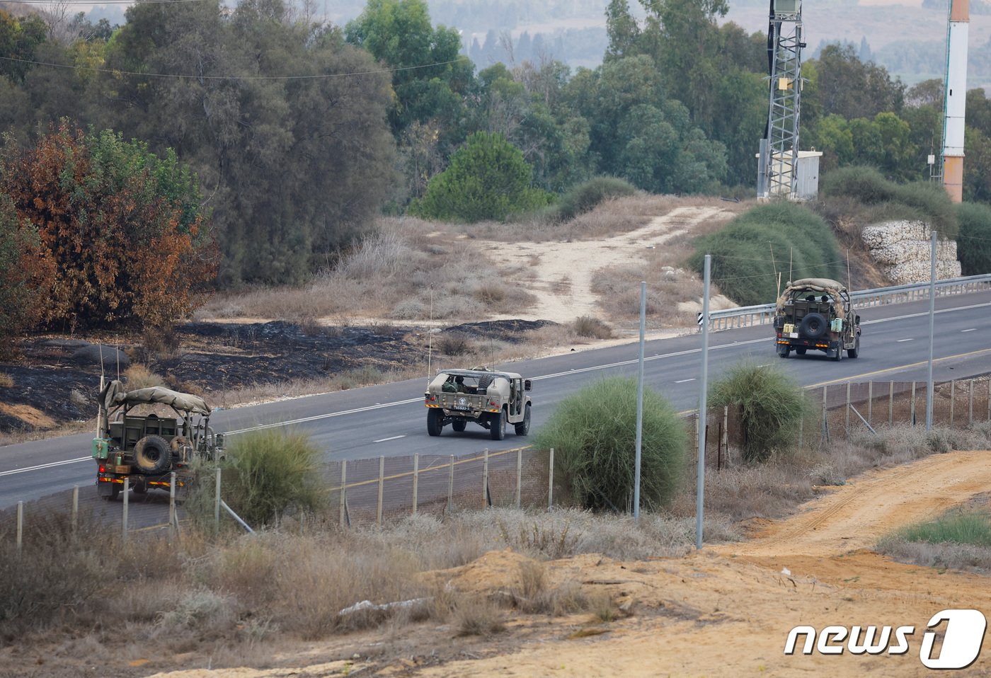 이스라엘과 팔레스타인 무장정파 하마스 간 전쟁이 계속되고 있는 가운데 14일&#40;현지시간&#41; 이스라엘 남부에서 이스라엘 군용 차량들이 도로를 달리고 있다. ⓒ 로이터=뉴스1 ⓒ News1 최종일 기자