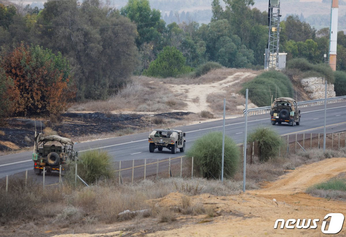 이스라엘과 팔레스타인 무장정파 하마스 간 전쟁이 계속되고 있는 가운데 14일(현지시간) 이스라엘 남부에서 이스라엘 군용 차량들이 도로를 달리고 있다. © 로이터=뉴스1 © News1 최종일 기자