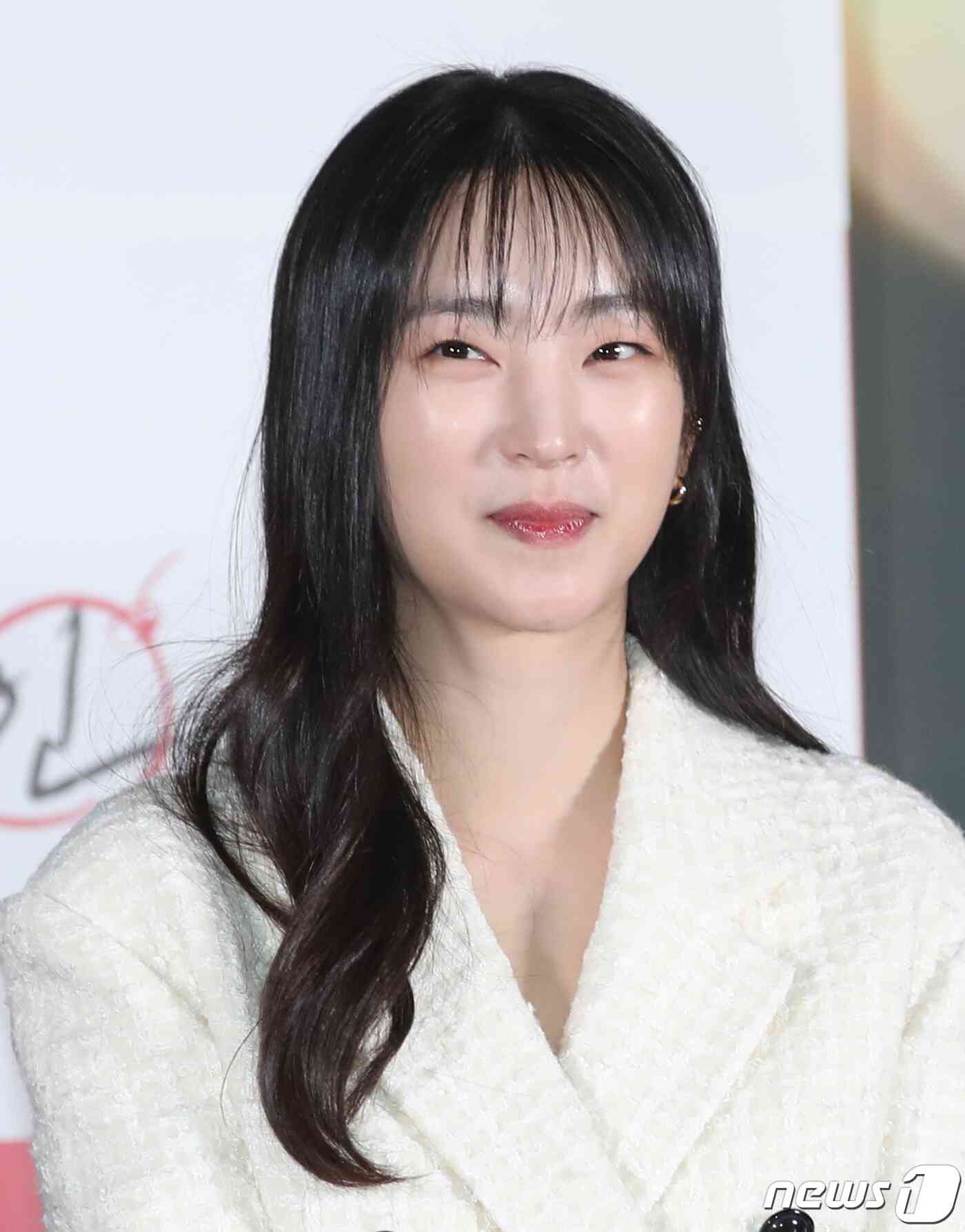 배우 지이수가 14일 서울 광진구 롯데시네마 건대입구에서 열린 영화 '싱글 인 서울‘(감독 박범수) 언론시사회에서 미소를 짓고 있다. '싱글 인 서울'은 혼자가 좋은 파워 인플루언서 영호(이동욱 분)와 혼자는 싫은 출판사 편집장 현진(임수정 분)이 싱글 라이프에 관한 책을 만들면서 벌어지는 이야기를 그린 웰메이드 현실 공감 로맨스다. 2023.11.14/뉴스1 © News1 권현진 기자