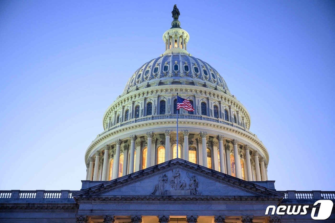 본문 이미지 - 13일&#40;현지시간&#41; 땅거미 지는 미국 워싱턴 DC의 국회 의사당 전경. 2023.11.14/ ⓒ AFP=뉴스1 ⓒ News1 권진영 기자