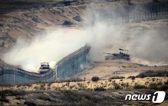 [포토] 가자지구 접경지에 파견된 이스라엘군 탱크