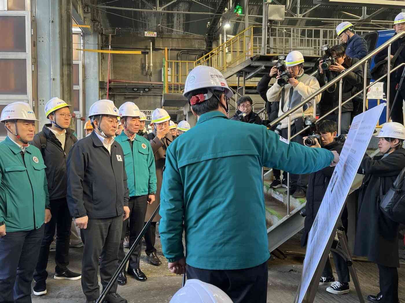 원희룡 국토교통부 장관이 한국철도공사(코레일) 수도권철도차량정비단 구로차량사업소를 방문해  관계자로부터 방역·방제작업 관련 브리핑을 받고 있다. /신현우 기자 