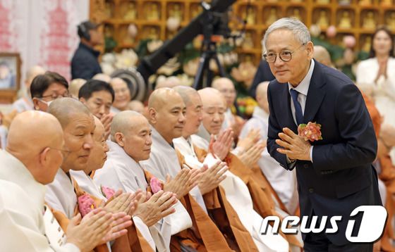 전국비구니회 회장 이·취임법회 참석한 유인촌 장관
