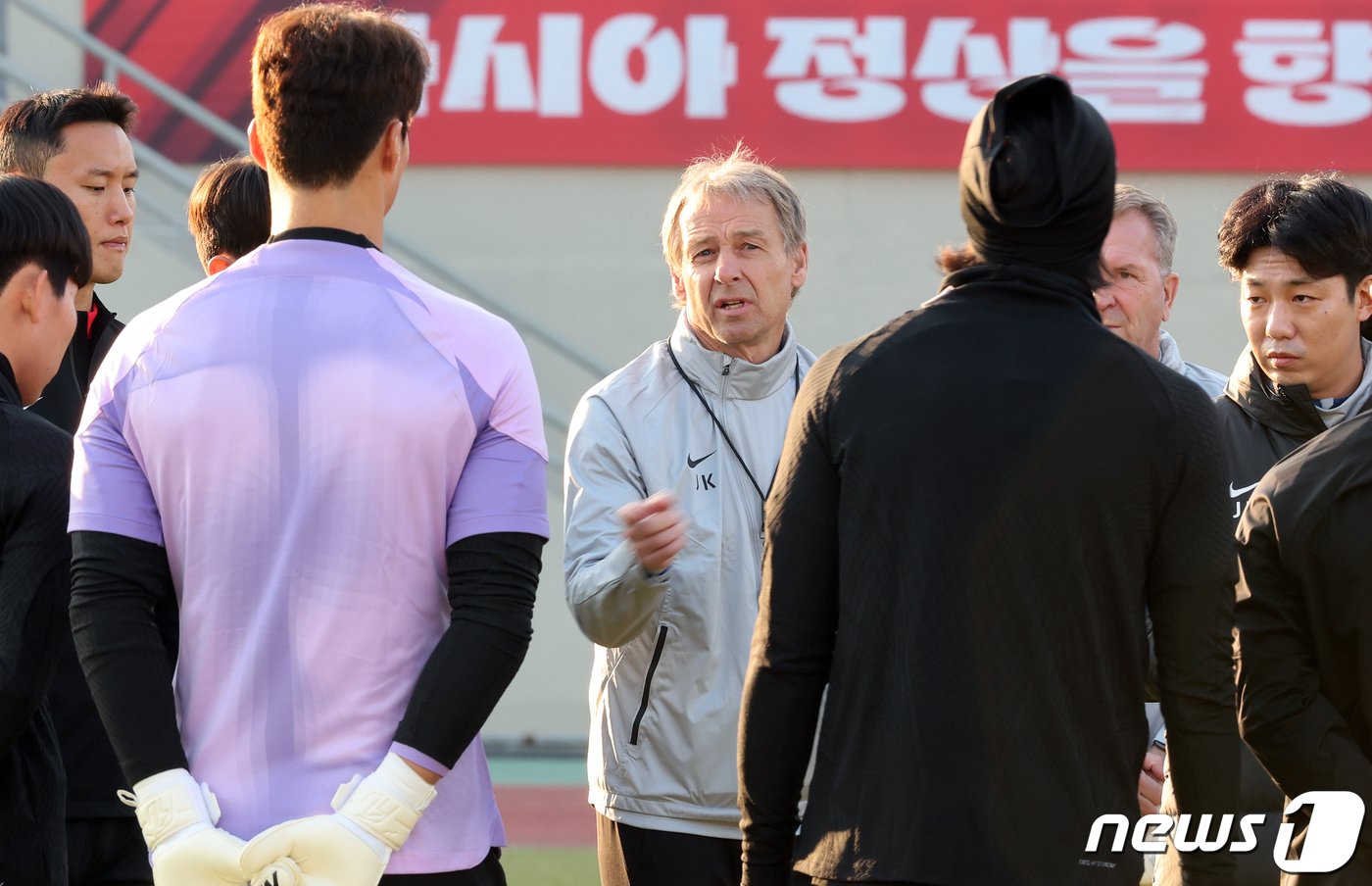 본문 이미지 - 위르겐 클린스만 대한민국 축구대표팀 감독이 14일 오후 서울 양천구 목동운동장에서 2026 국제축구연맹&#40;FIFA&#41; 북중미 월드컵 아시아 지역 2차 예선을 앞두고 훈련 전 선수들과 미팅을 하고 있다. 클린스만호는 오는 16일 서울월드컵경기장에서 싱가포르, 21일 중국 선전 유니버시아드 스포츠센터에서 중국과 경기를 치를 예정이다. 2023.11.14/뉴스1 ⓒ News1 김진환 기자