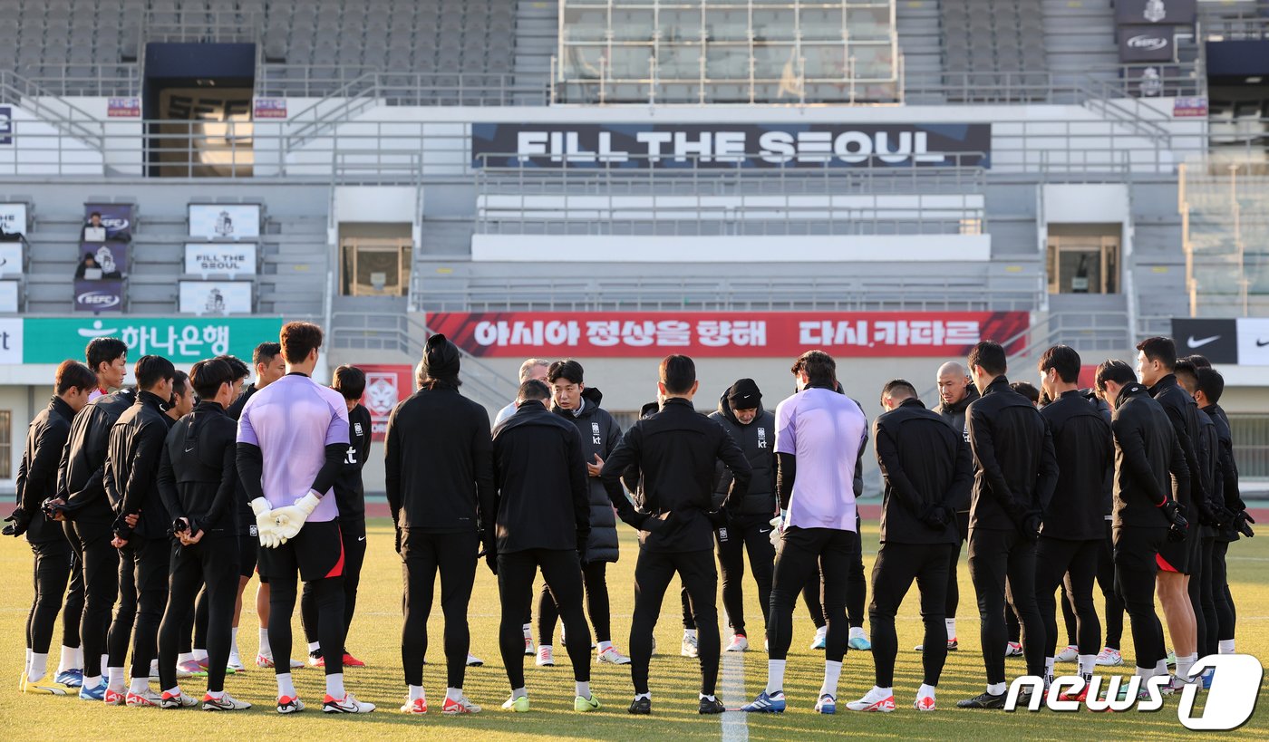 대한민국 축구대표팀 선수들이 14일 오후 서울 양천구 목동운동장에서 2026 국제축구연맹&#40;FIFA&#41; 북중미 월드컵 아시아 지역 2차 예선을 앞두고 훈련 전 위르겐 클린스만 감독과 미팅을 하고 있다. 클린스만호는 오는 16일 서울월드컵경기장에서 싱가포르, 21일 중국 선전 유니버시아드 스포츠센터에서 중국과 경기를 치를 예정이다. 2023.11.14/뉴스1 ⓒ News1 김진환 기자