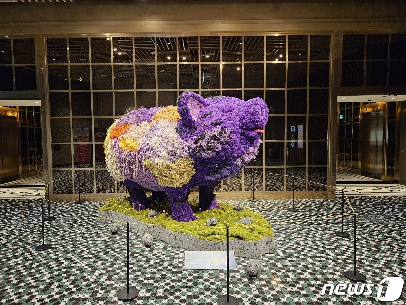 본문 이미지 - 호텔 시그니처이자 포토 스팟인 블루밍 피그.ⓒ 뉴스1/김진희 기자.