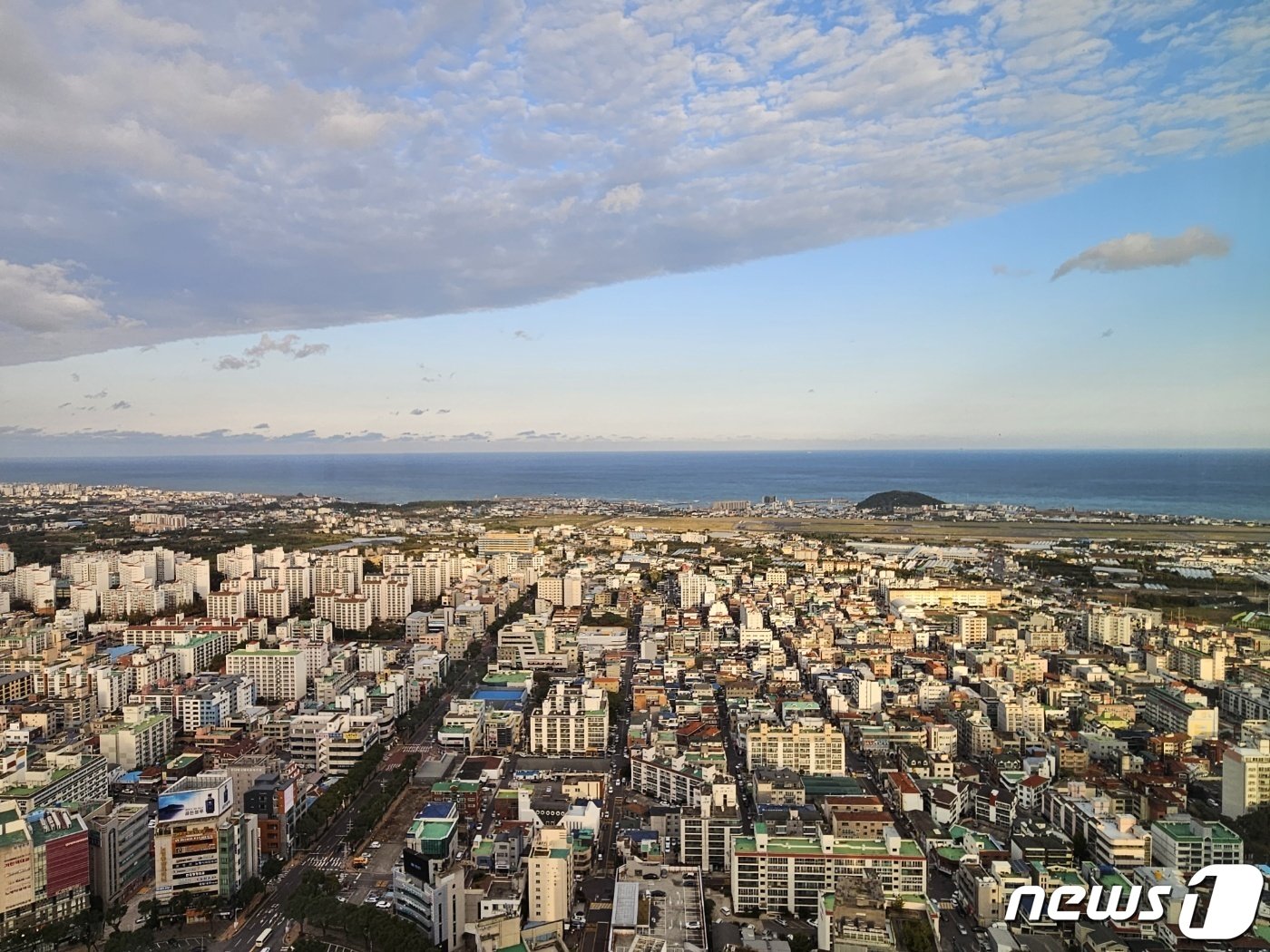 호텔 객실 내부에서 바라본 제주 시내 전경.ⓒ 뉴스1/김진희 기자.