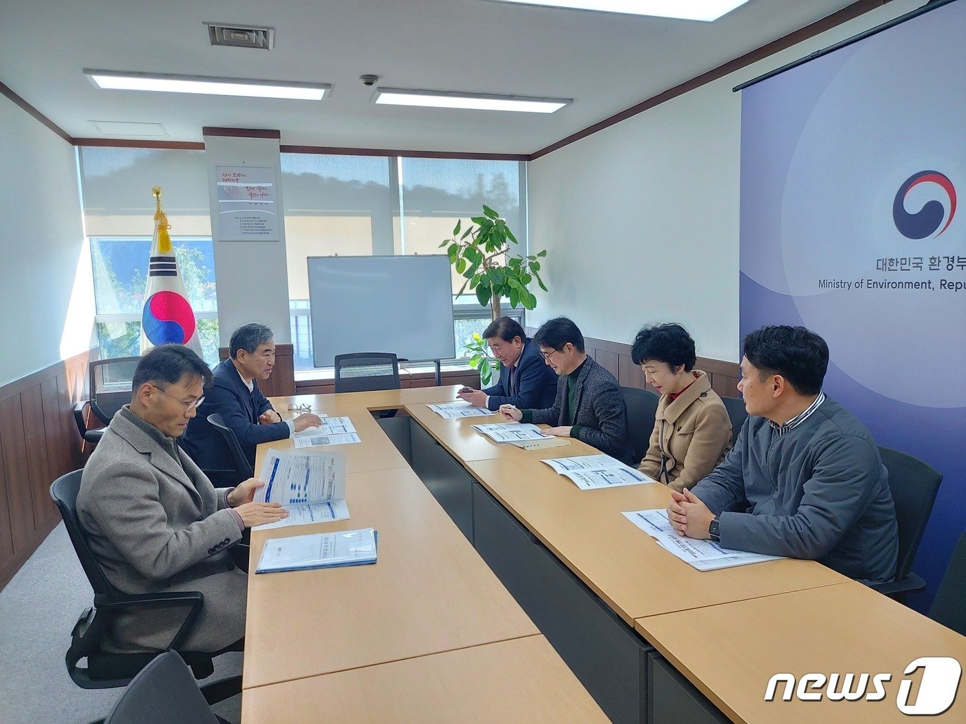 김명기 군수는 14일 유상범 국회의원실과 서울 한강홍수통제소를 찾아 국비 확보를 위한 협조를 각각 요청했다.&#40;횡성군 제공&#41; 2023.11.14/뉴스1