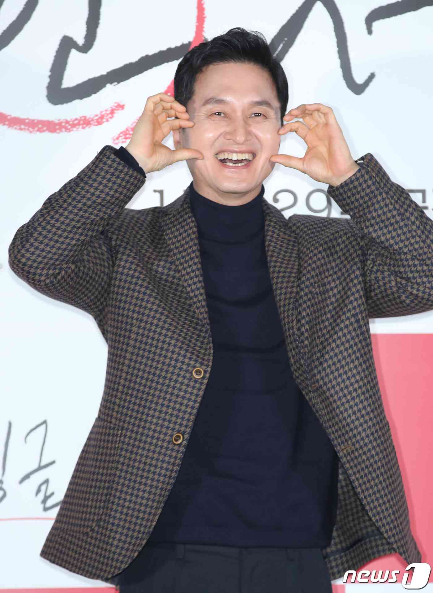 배우 장현성이 14일 서울 광진구 롯데시네마 건대입구에서 열린 영화 '싱글 인 서울‘ 언론시사회에서 포즈를 취하고 있다. '싱글 인 서울'은 혼자가 좋은 파워 인플루언서 영호(이동욱 분)와 혼자는 싫은 출판사 편집장 현진(임수정 분)이 싱글 라이프에 관한 책을 만들면서 벌어지는 이야기를 그린 웰메이드 현실 공감 로맨스다. 2023.11.14/뉴스1 © News1 권현진 기자