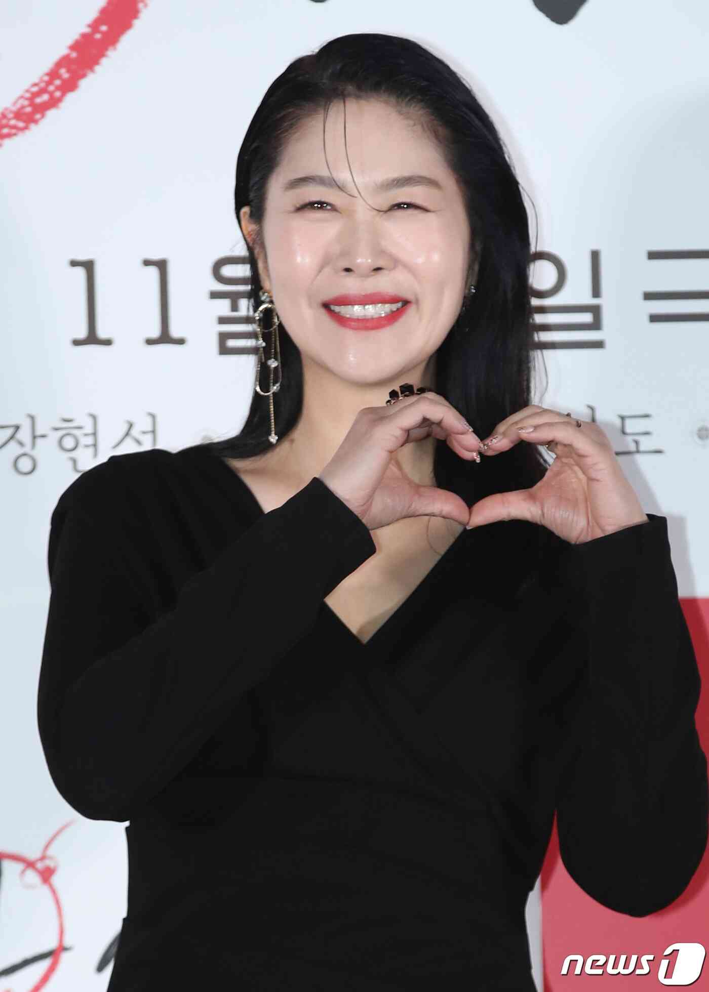 배우 김지영이 14일 서울 광진구 롯데시네마 건대입구에서 열린 영화 '싱글 인 서울‘ 언론시사회에서 포즈를 취하고 있다. '싱글 인 서울'은 혼자가 좋은 파워 인플루언서 영호(이동욱 분)와 혼자는 싫은 출판사 편집장 현진(임수정 분)이 싱글 라이프에 관한 책을 만들면서 벌어지는 이야기를 그린 웰메이드 현실 공감 로맨스다. 2023.11.14/뉴스1 © News1 권현진 기자
