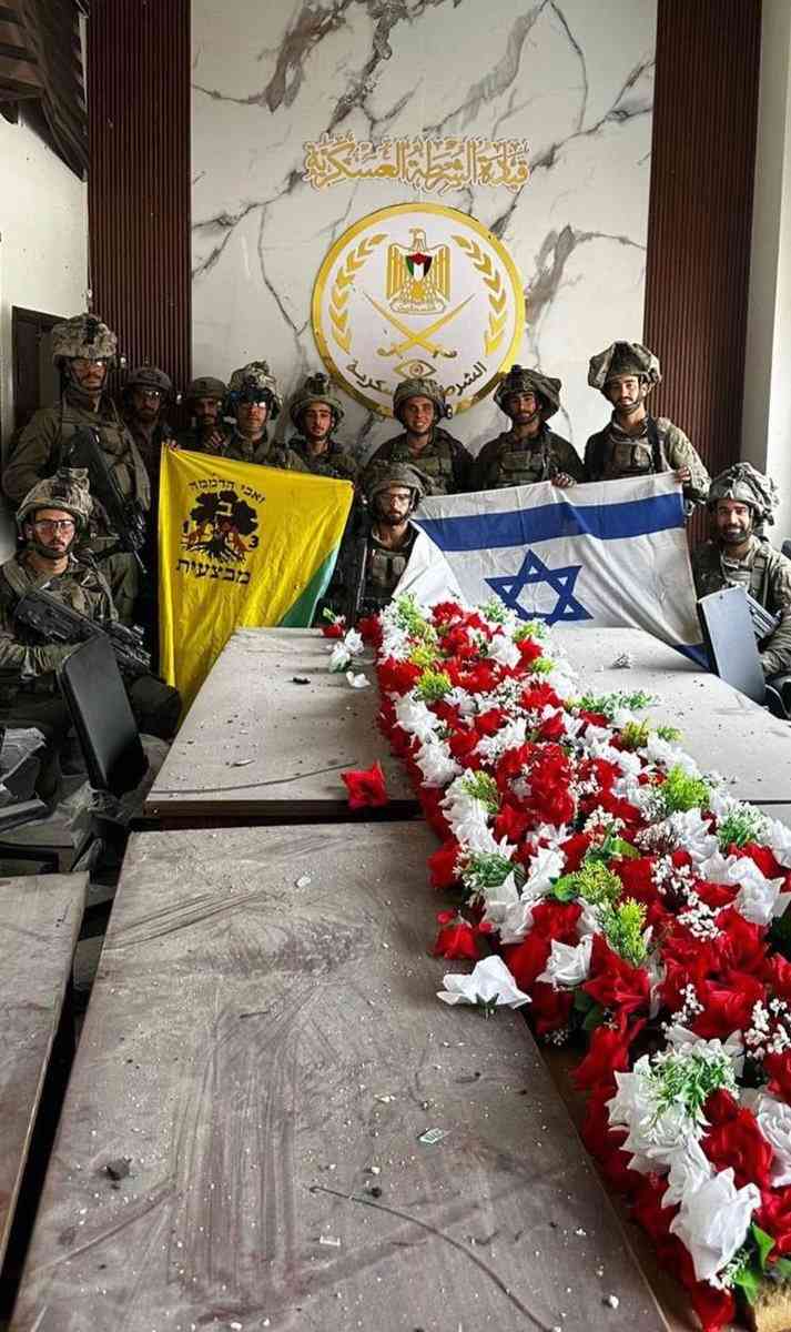 14일(현지시간) 이스라엘방위군(IDF) 골라니 여단 소속 군인들이 하마스의 헌병대 본부를 접수한 뒤 촬영한 기념사진이 소셜미디어(SNS)에 확산하고 있다. 2023.11.14/ (타임스오브이스라엘 갈무리)