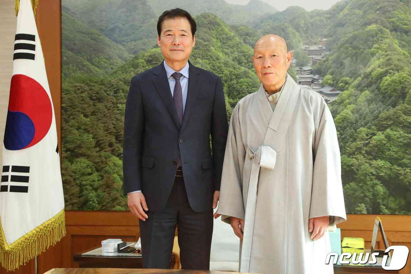 김영호 통일부 장관이 14일 천태종 덕수 총무원장과 만났다. (통일부 제공) 
