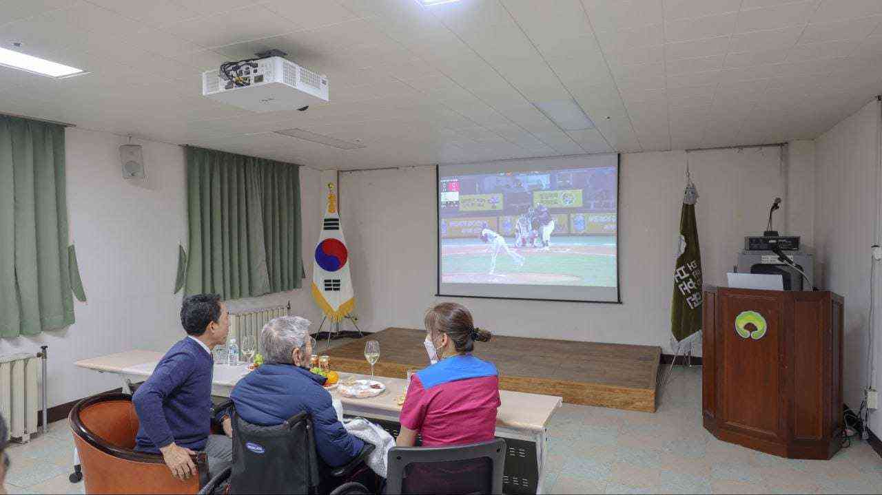 박민식 국가보훈부 장관이 오성규 애국지사와 함께 야구경기를 시청하고 있다.(박민식 장관 페이스북)