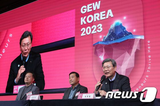 인사말하는 김창범 한경련 부회장
