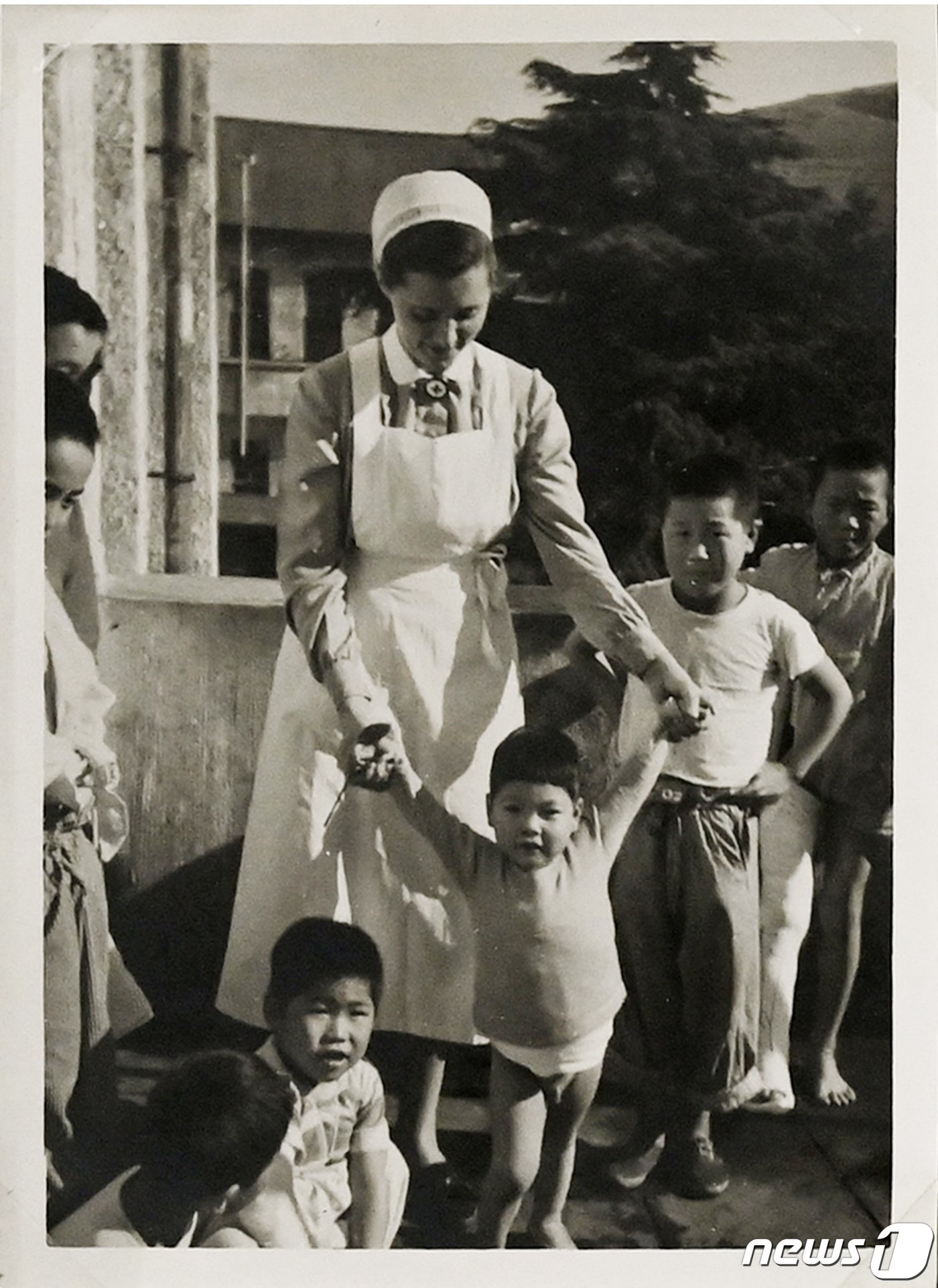 본문 이미지 - 잉게보르크 베스트팔 간호사가 기증한 독일 적십자병원에서 의료진이 지원활동을 하는 모습이 담긴 사진. (전쟁기념사업회 제공) 2023.11.15/뉴스1