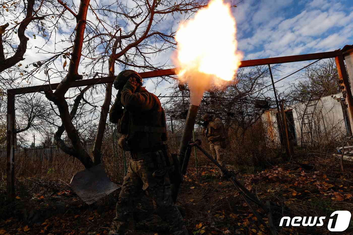 8일(현지시간) 우크라이나 동부 요충지인 아브디브카에서 우크라이나군이 러시아군을 향해 박격포를 발사하고 있다. 23.11.08 © 로이터=뉴스1 © News1 김예슬 기자