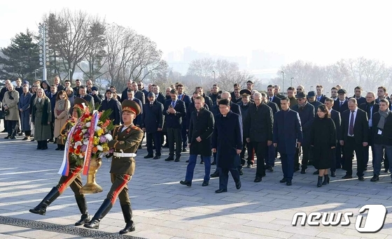 러시아 정부 대표단, 김일성·김정일 동상에 꽃바구니 진정