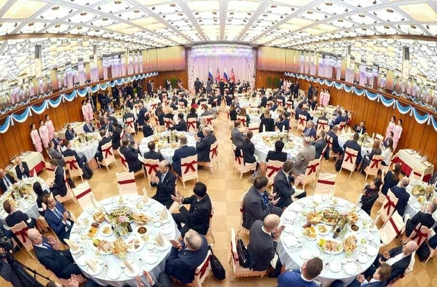 北, 러시아랑 밀착하지만…평양 호텔서는 '키이우 음식'이 인기