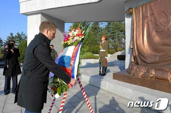 북한의 '해방탑'에 화환 진정한 러시아 정부 대표단