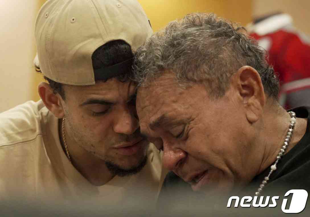 납치됐다 풀려난 아버지와 눈물의 상봉을 한 디아스(왼쪽). © AFP=뉴스1