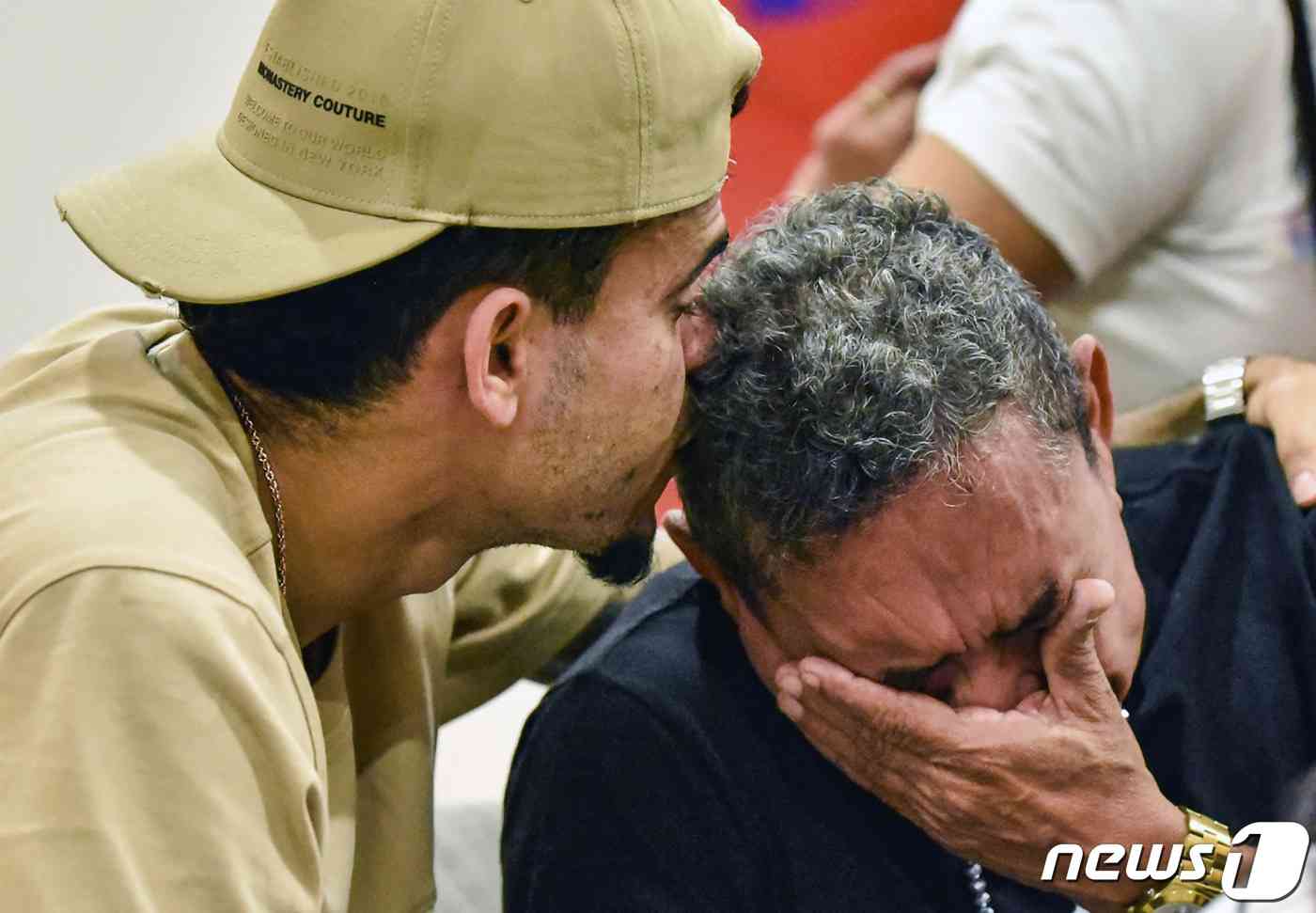 납치됐다 풀려난 아버지와 상봉한 디아스. © AFP=뉴스1