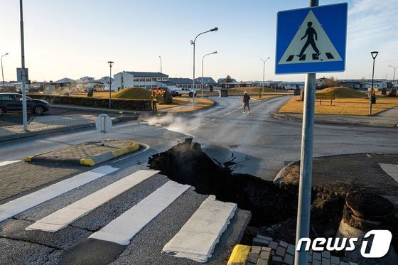 [사진] 화산 폭발 임박한 아이슬란드의 쩍 갈라진 도로