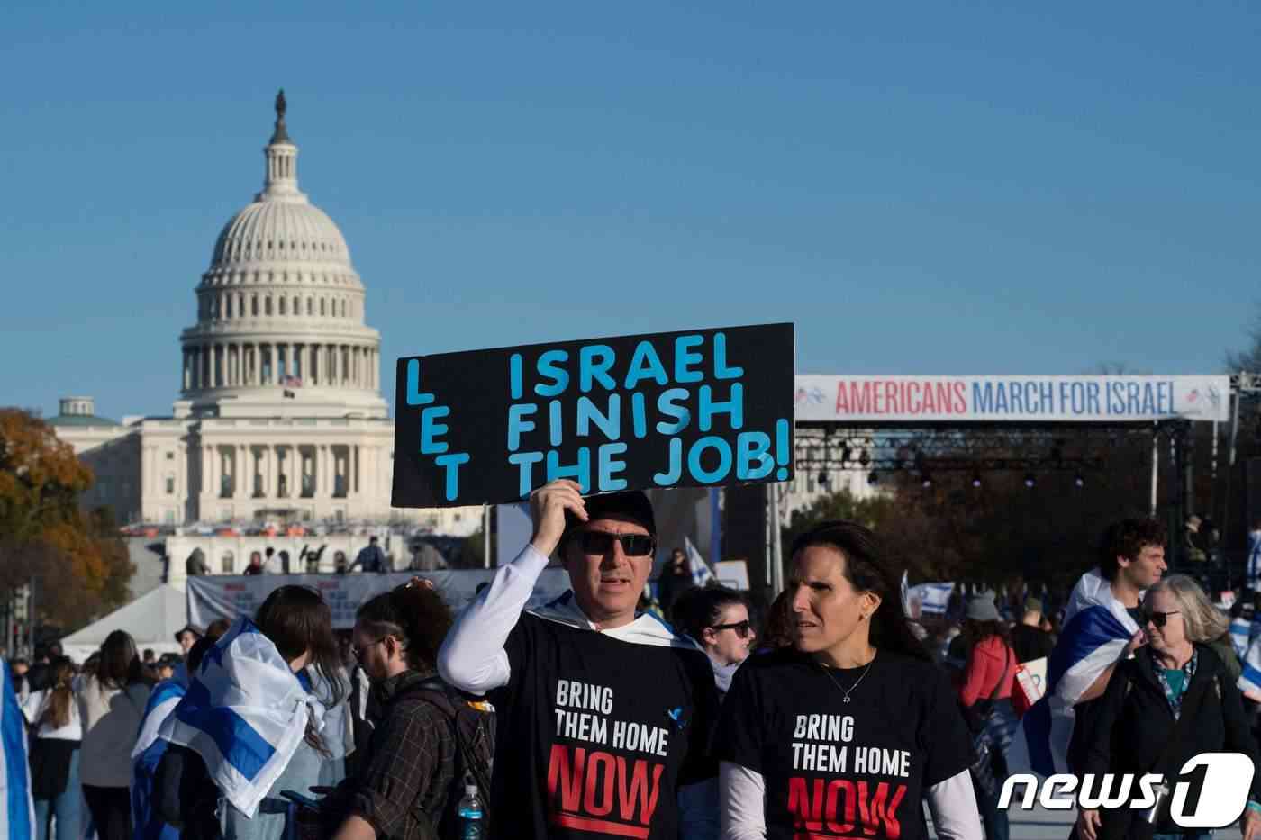 14일(현지시간) 미국 워싱턴 국회의사당 앞에 모인 집회 참가자들이 반유대주의를 비판하며 팔레스타인 무장 정파 하마스에 붙잡힌 이스라엘인 인질 석방을 촉구하고 있다. 집회자의 티셔츠에는 