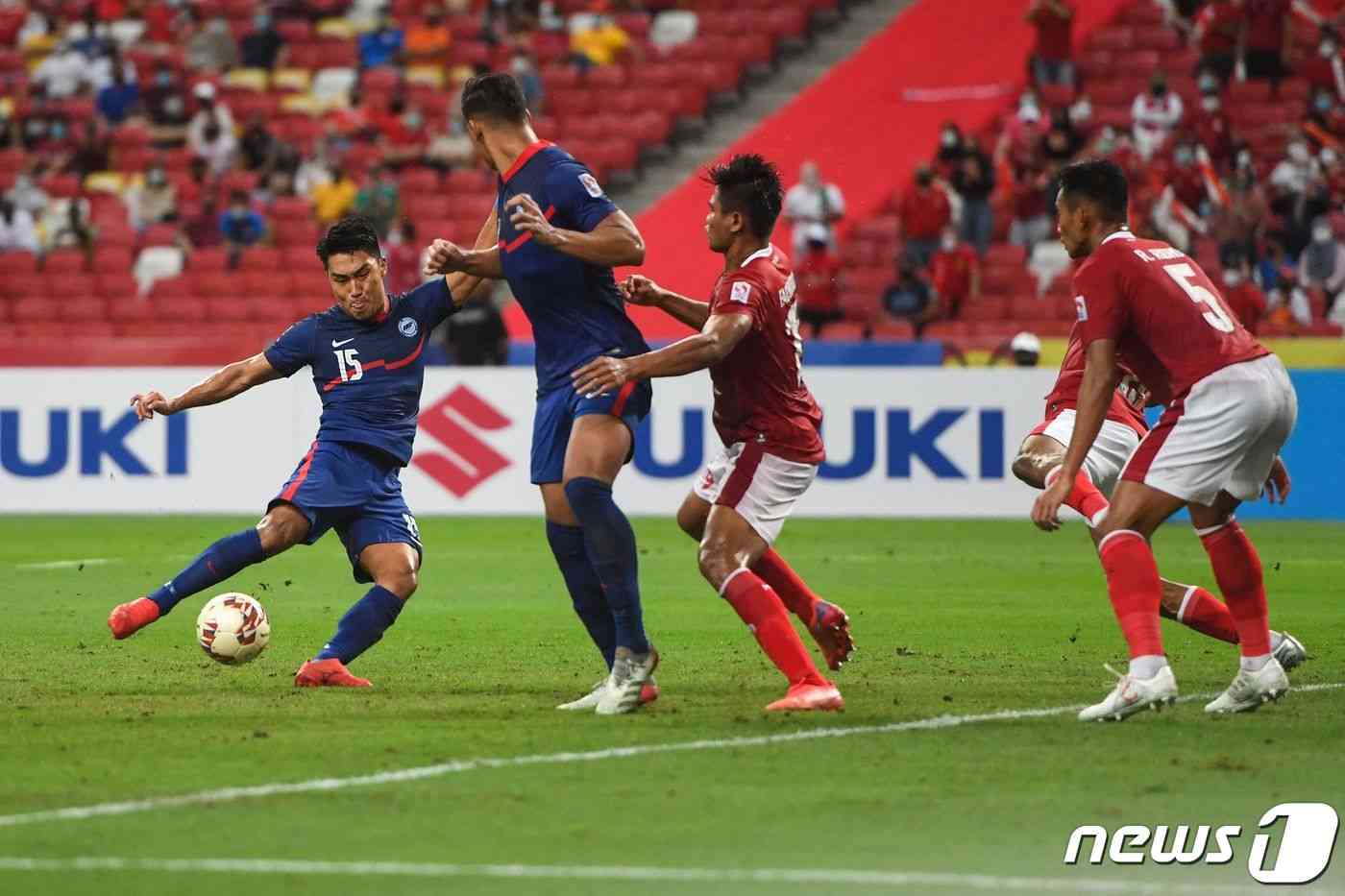 싱가포르 축구대표팀 공격수 송의영(왼쪽). © AFP=뉴스1