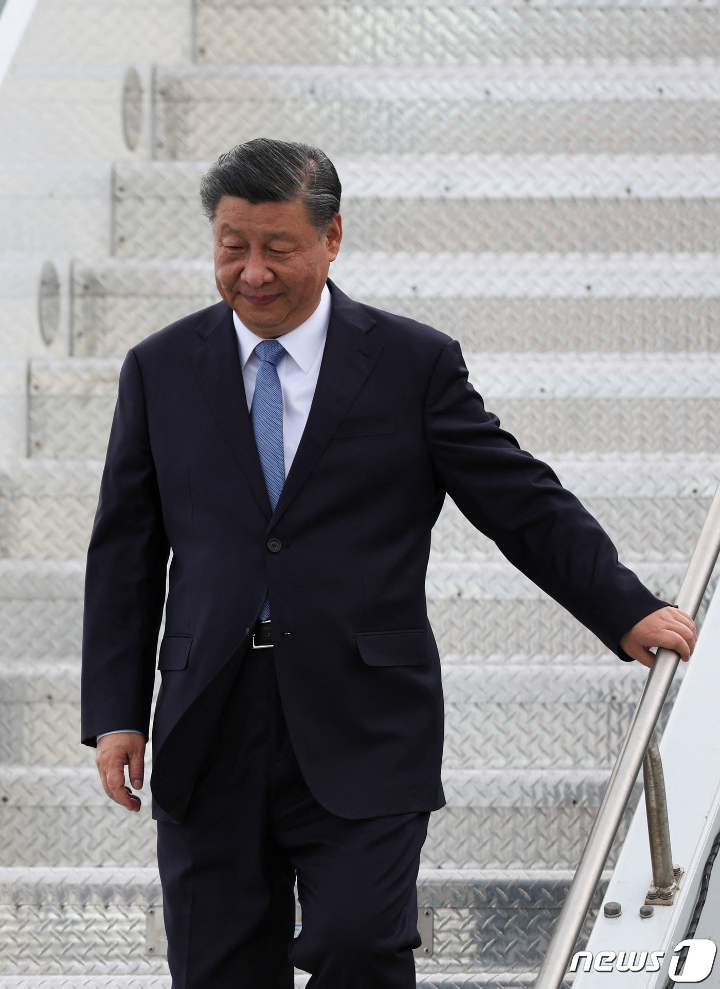 (샌프란시스코 로이터=뉴스1) 우동명 기자 = 시진핑 중국 국가주석이 14일(현지시간) 미중 정상회담과 APEC 정상회의에 참석하기 위해 캘리포니아주 샌프란시스코 국제 공항에 도착 …