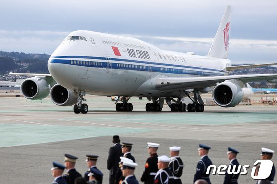 [사진] 샌프란시스코 공항 도착한 시진핑 주석 전용기