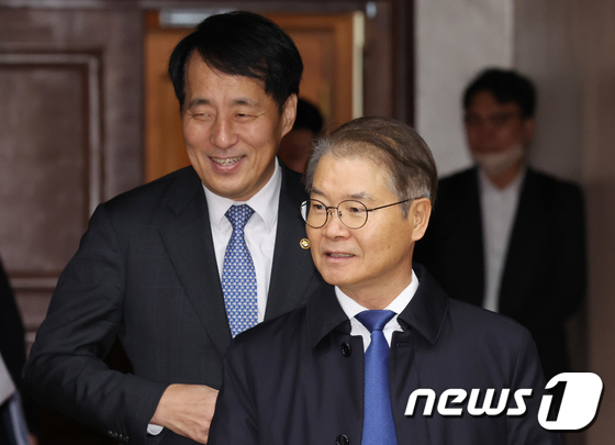 비상경제장관회의 참석하는 이정식 장관과 장영진 차관